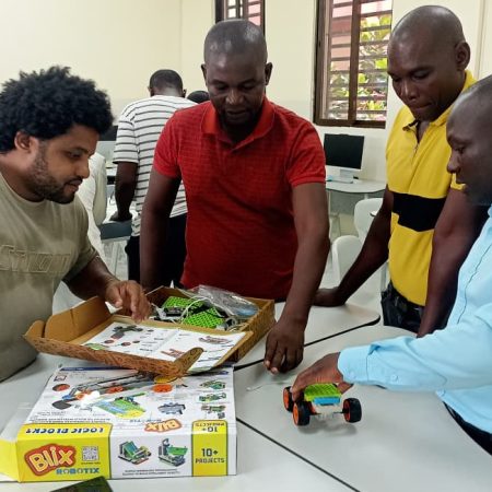 UniLicungo Capacita Professores para o uso de Kits de Ciências e Robótica no Campus Do Dondo